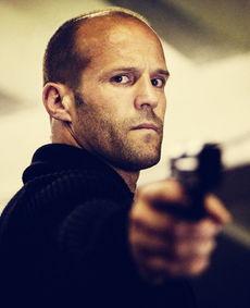 杰森斯坦森最新照片,硬汉魅力依旧，岁月痕迹见证成长